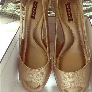 Alex Marie Wedge New, Style: Gretchen